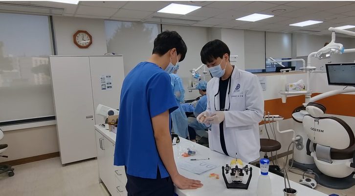 원내생 진료실에서 학생에게 설명하는 오지환 대표원장