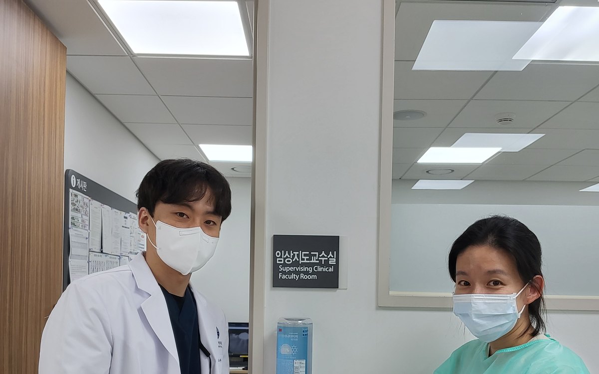 원내생과 함께 선 오지환 대표원장