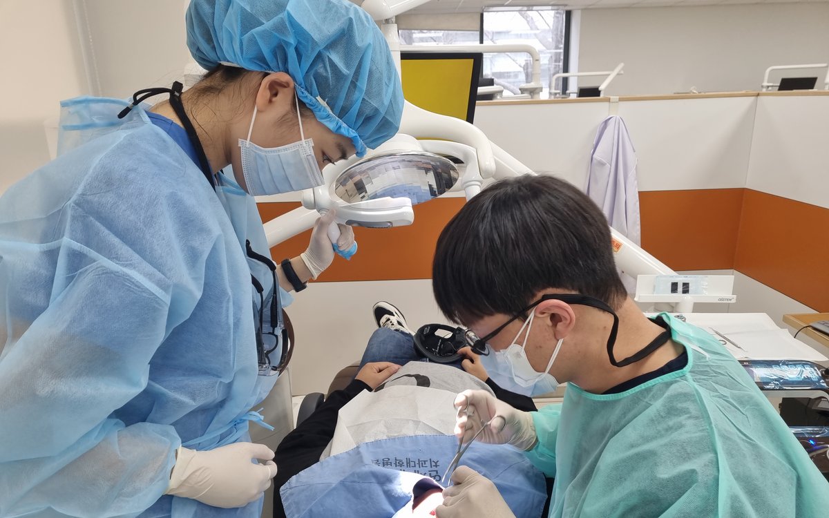 원내생이 환자를 진료하는 동안 옆에서 지켜보는 오지환 대표원장